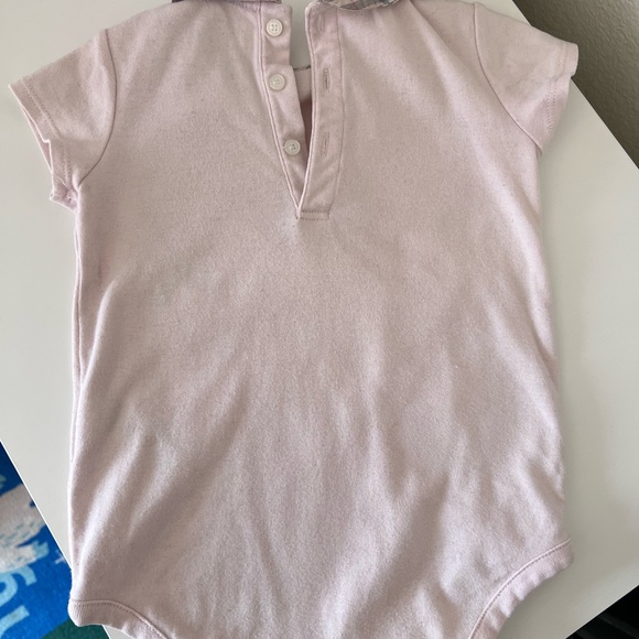 BURBERRY
Girls Light Pink Cotton Onesie with Plaid Peter Pan Collar - Picture 3 of 6
